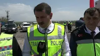Vali Salih Ayhan trafik uygulama noktasında vatandaşlarla bayramlaştı
