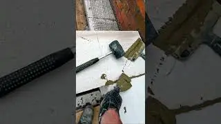 Вставка пиленого газоблока в стену. Inserting a sawn gas block into the wall.