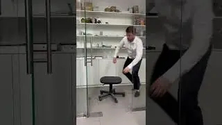 Топ! Кринжовый чувак с лицом как у Богдановых оказался без носков, меняя стекло сразу на трёх iPad!