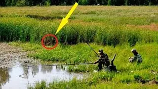 Мужчины ловили рыбу, как вдруг ОНИ вышли к ним из высокой травы!