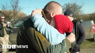 Ukrainian soldiers reunite with their families in liberated Kherson – BBC News