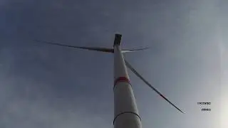 КРАМАТОРСК пос.Ясногорка ветровеки 195метров и внутри доносятся душераздерающий скрежет как из ада:)