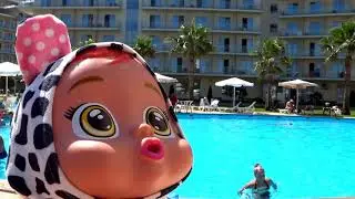 Настя учит Cry Babies плавать. Кукла чуть не утонула!!!