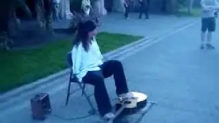 Мужик ногами играет на гитаре!!!