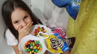 Lina Giysi Dolabının İçine Saklanmış Bonibon Yerken Yakalandı | Eğlenceli Çocuk Videosu