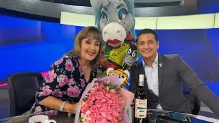 Burrita Burrona visita Telediario y le lleva regalos a María Julia Lafuente