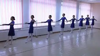 Экзерсис классического танца: у станка (девочки, средняя группа)