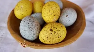 Ouă vopsite natural și pistruiate. Tot natural