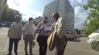 инициативная группа перед здание управы района Соколиная Гора с подписями жителей