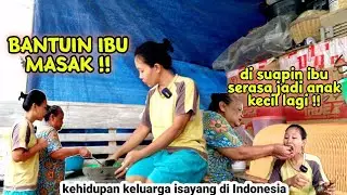 Bantuin ibu masak !! Di suapin ibu serasa jadi anak kecil lagi