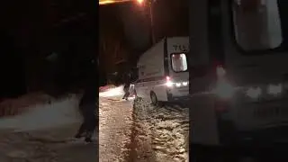 Застрявшую скорую выталкивали полчаса медики и прохожие