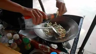 Таец готовит еду на макашнице. Пхукет. Таиланд.