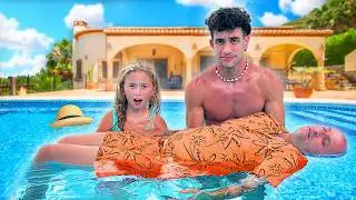 GIORGIA E STEFANO FANNO SCHERZO E BUTTANO IN PISCINA PAPÀ SALVO CHE SI SENTE MALE E SVIENE! *Aiuto*