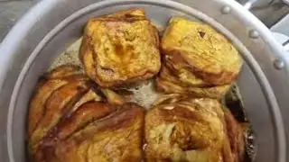 Preparando Torrejas en Miel de Atado.