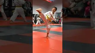 DAVID Y UN CINTURON NUEVO EN EL KARATE 😎 