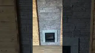 Стильная печная зона из плитки под дикий камень.
