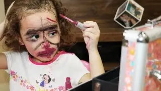 USANDO A MAQUIAGEM DA MAMÃE - Valentina