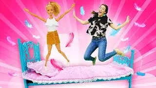 Barbie monta los muebles de casa. Juegos con Barbie. Vídeos de Barbie en español.