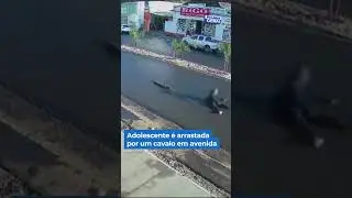Adolescente é arrastada por um cavalo em avenida #shorts #balançogeral