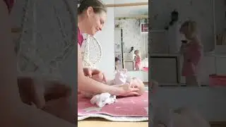 Как надеть боди на новорождённого