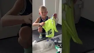 Посылка от H&M для Андреаса📦. А вы покупаете в этом магазине? 