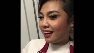 Selain Melayani Penumpang Ternyata Peramugari Ini Juga Lihai Dalam Menggendong Bayi Penumpang
