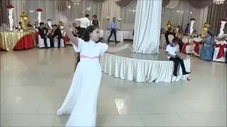 Gypsy-Танцуют цыганские дети.
