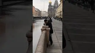 ссыт прямо в центре. невский. канал грибоедова. спас на крови