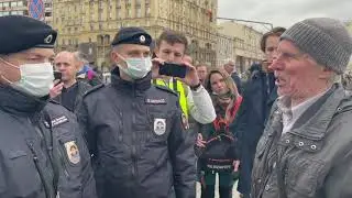 Дедушка сказал полицейским все что о них думает на протесте