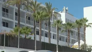 Две смерти за две недели: британские туристы погибли в отеле на Ибице