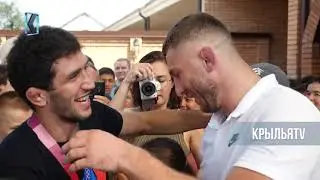 Заурбека Сидакова встречают сотни людей в Осетии