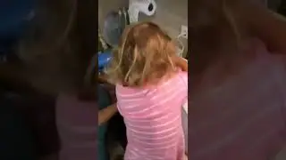 Тася помогает маме ))
