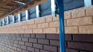 Монтаж сайдинга Стоун хаус на утепленный кирпичный дом