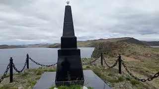 Памятник Погибшим рыбакам в селе Сахюрта рядом с переправой на Ольхон.