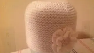 Вязаная маленькая шапочка с цветком.