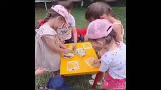 Панно из живых цветов и листьев