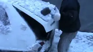 Лед с машины кувалдой  Зверство над машиной