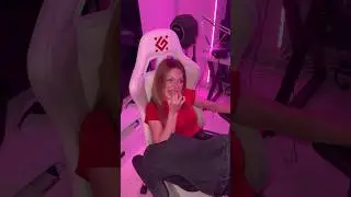 ДЕВУШКА ПОКАЗЫВАЕТ МЕНЯ СО СТОРОНЫ 🤣