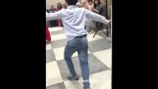 Зажигает молодой