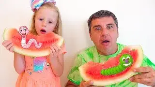 Stacy y papá juegan un juego con gusanos