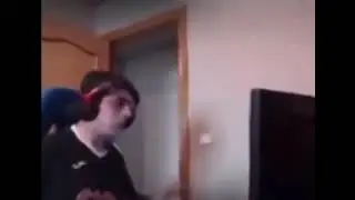 мужик разбивает клавиатуру 