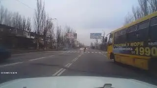 ВОДИТЕЛЬ СПАС ПЕШЕХОДА, КОТОРОГО ЧУТЬ НЕ СБИЛА МАШИНА / Bus Driver saved a PEDESTRIAN