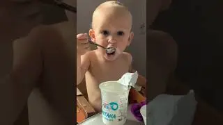 Малыш первый раз ест сметану
