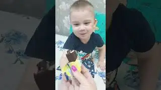 Не любит,но шоколад 🍫 выедает 🤣