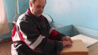 Слепой читает книгу шрифтом Брайля.
