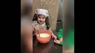 Печем блины всей семьей