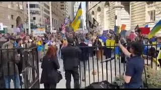 На митинге в американском Нью-Йорке скандируют «Азов» (запрещён в РФ)