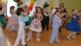 Игры с родителями, танец с веночками, песня 