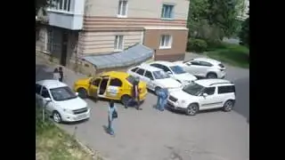 Любопытный таксист засмотрелся на девушку и въехал в иномарку в Ставрополе