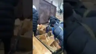 ⚡Киев готовится встречать российских оккупантов! Всем раздают автоматы ! 